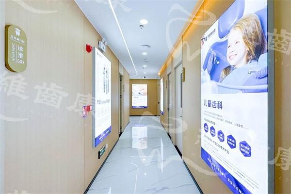 深圳衛佳康口腔連鎖價格表:種植牙3700+牙齒矯正8300+補牙310+洗牙95+ 